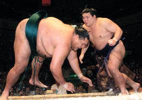 Yokozuna Akebono flops at summer sumo